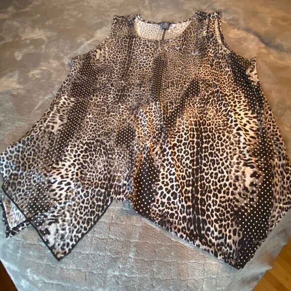 Animal Print Sleeveless Handkerchief Shirt - Picture 4 of 8